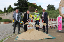 v.l.: Oberbürgermeister Bert Wendsche,
Axel Wenzke, Konzernbeauftragter Deutsche Telekom
Radoslaw Trzaska, Geschäftsführer der TS Glasfaser Polen GmbH, 
Steffen Hilbrich, Leiter Produktion Technische Infrastruktur der Niederlassung Dresden 
